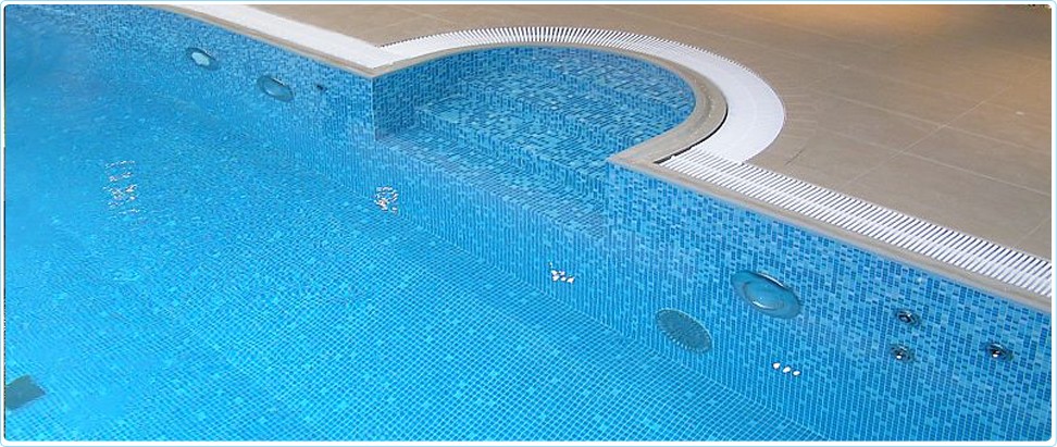 Betonový bazén, skleněná mozaika