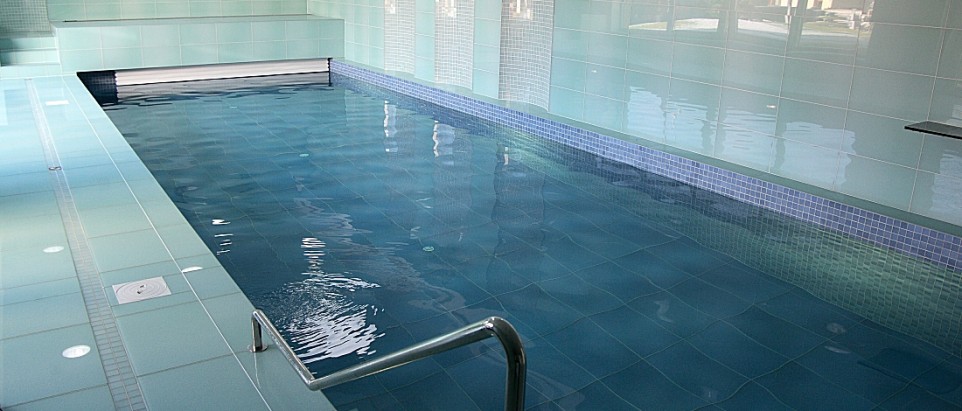 Betonový bazén, skleněný obklad